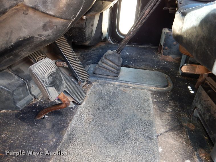 image for item DJ8934 1999 Peterbilt 379  semi truck