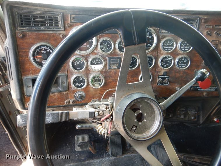 image for item DJ8934 1999 Peterbilt 379  semi truck