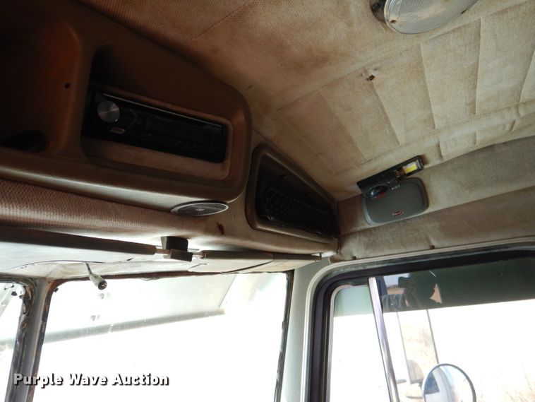 image for item DJ8934 1999 Peterbilt 379  semi truck