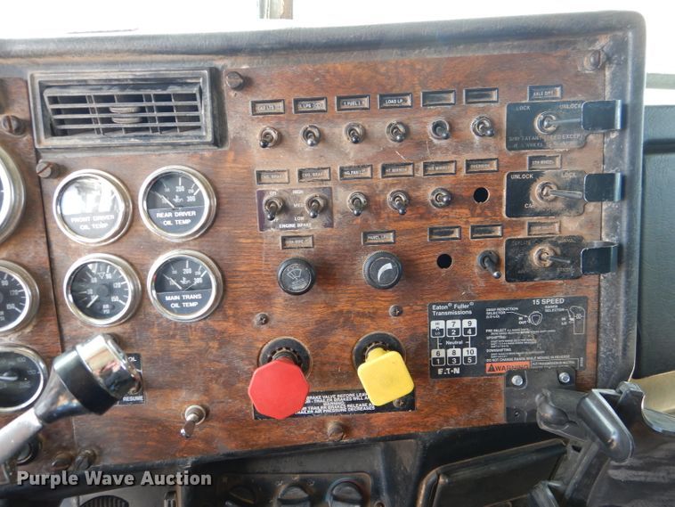 image for item DJ8934 1999 Peterbilt 379  semi truck