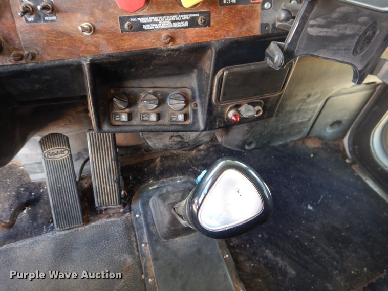 image for item DJ8934 1999 Peterbilt 379  semi truck