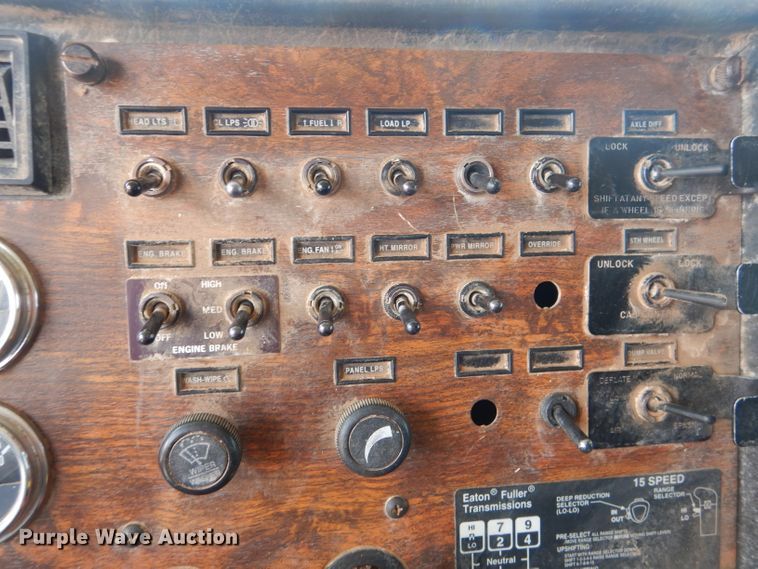 image for item DJ8934 1999 Peterbilt 379  semi truck