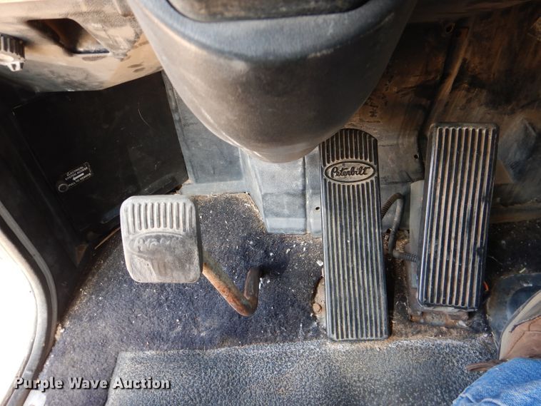 image for item DJ8934 1999 Peterbilt 379  semi truck