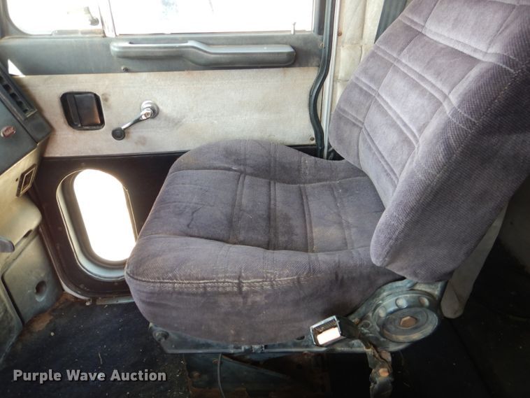 image for item DJ8934 1999 Peterbilt 379  semi truck