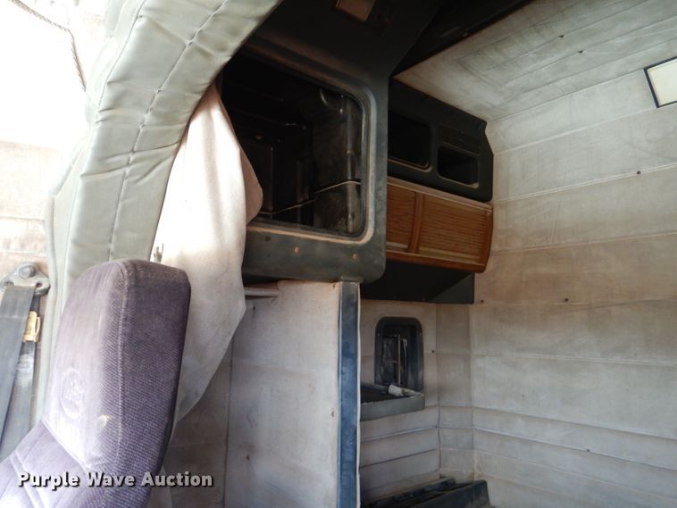 image for item DJ8934 1999 Peterbilt 379  semi truck