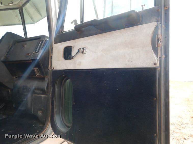 image for item DJ8934 1999 Peterbilt 379  semi truck