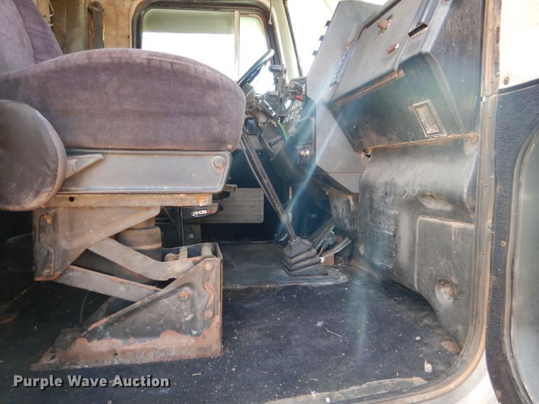 image for item DJ8934 1999 Peterbilt 379  semi truck