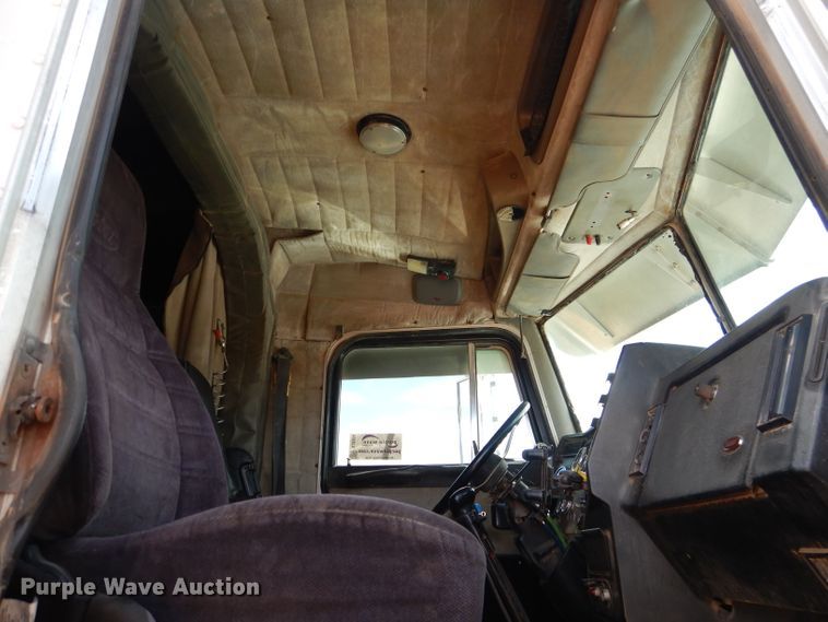 image for item DJ8934 1999 Peterbilt 379  semi truck