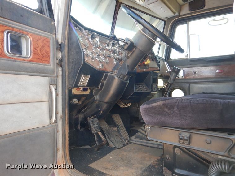 image for item DJ8935 1995 Peterbilt 379  semi truck