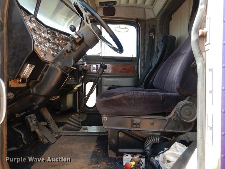 image for item DJ8935 1995 Peterbilt 379  semi truck