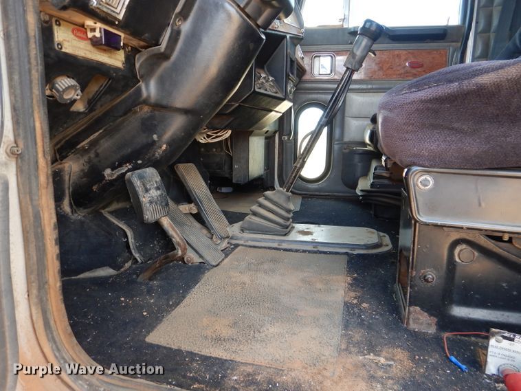 image for item DJ8935 1995 Peterbilt 379  semi truck