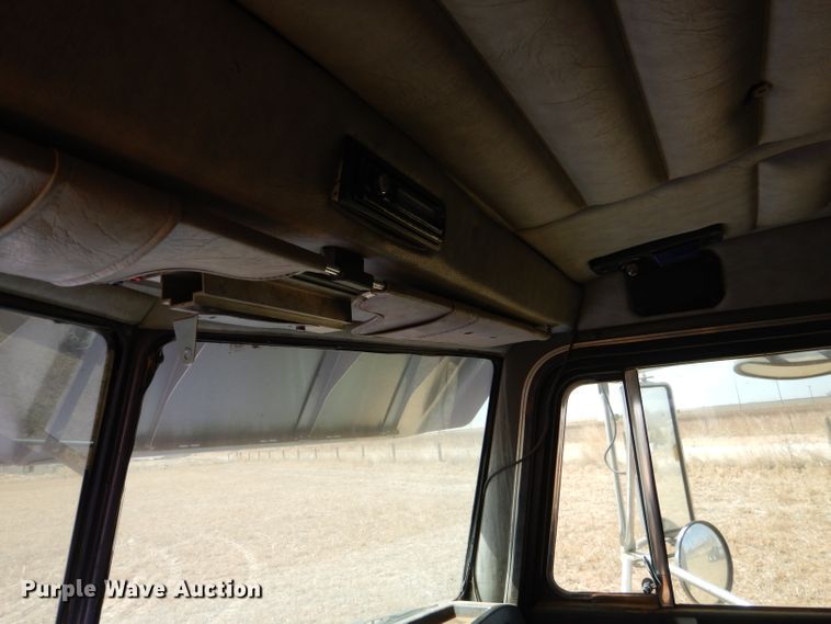 image for item DJ8935 1995 Peterbilt 379  semi truck