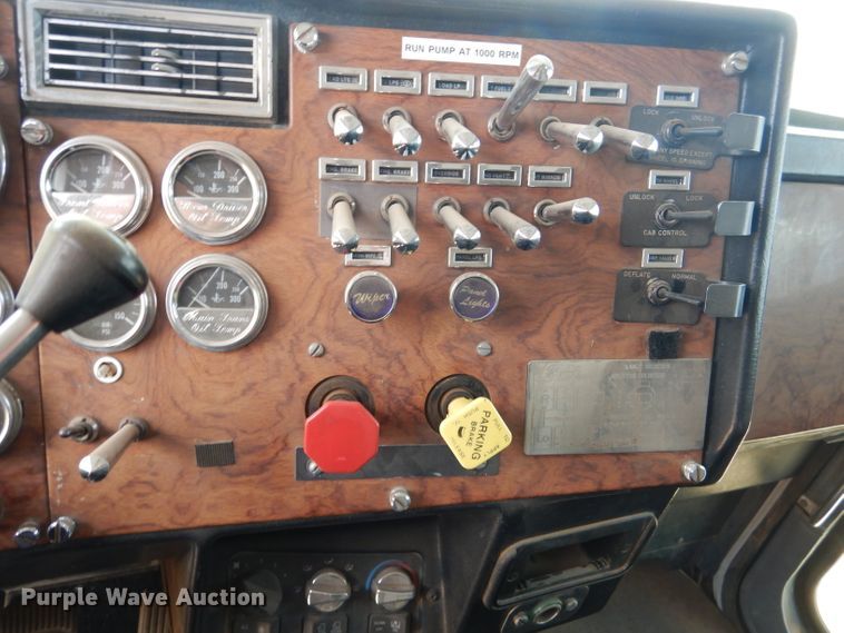 image for item DJ8935 1995 Peterbilt 379  semi truck