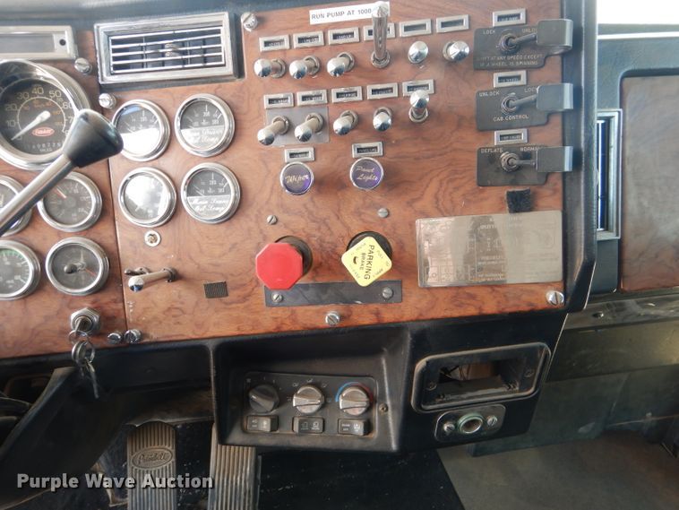 image for item DJ8935 1995 Peterbilt 379  semi truck