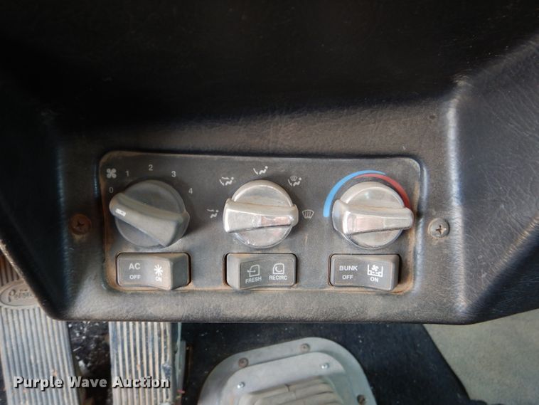 image for item DJ8935 1995 Peterbilt 379  semi truck