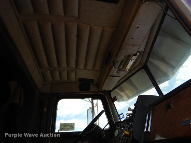 image for item DJ8935 1995 Peterbilt 379  semi truck