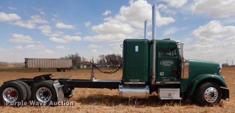 image for item DJ8936 2000 Freightliner FLD  semi truck