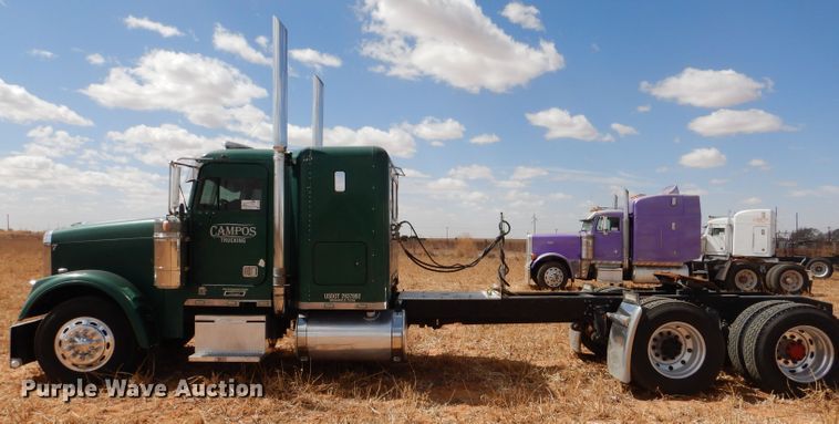 image for item DJ8936 2000 Freightliner FLD  semi truck