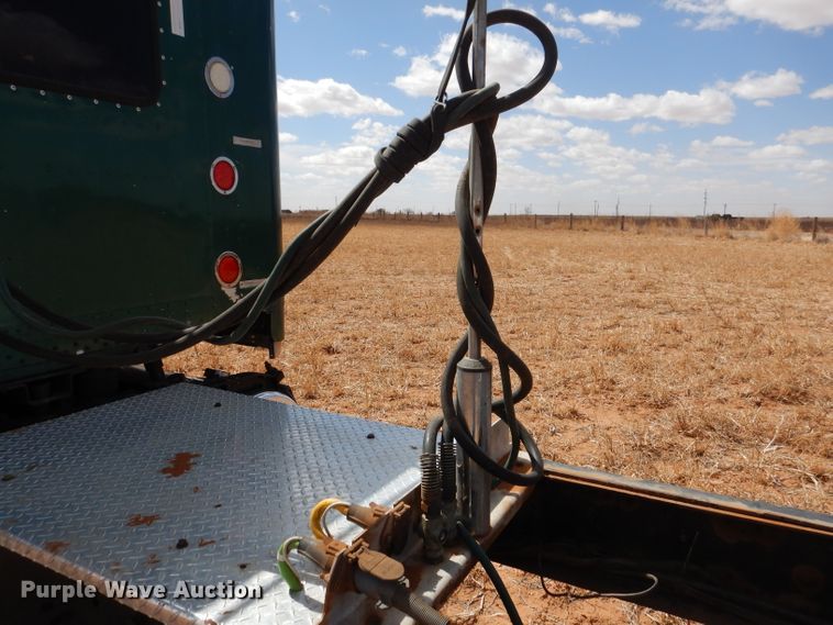 image for item DJ8936 2000 Freightliner FLD  semi truck