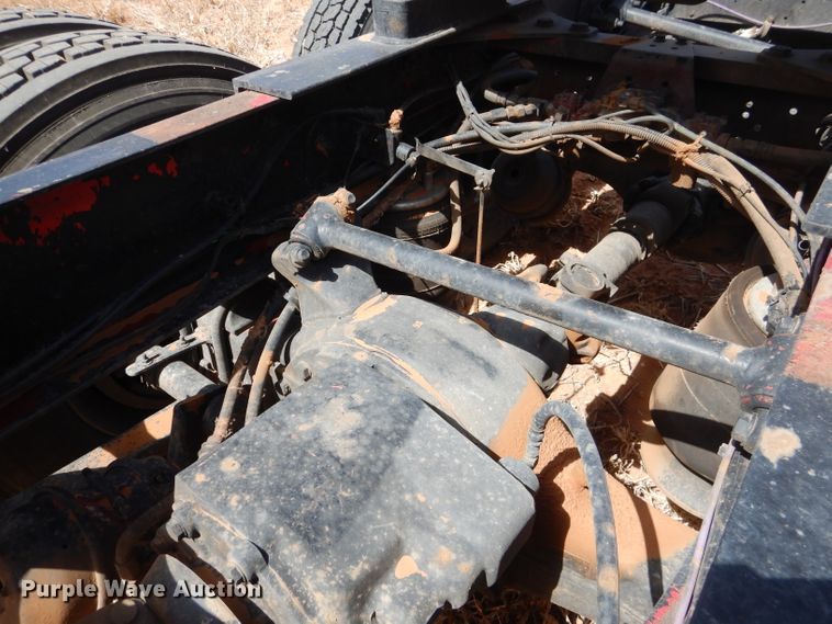 image for item DJ8936 2000 Freightliner FLD  semi truck