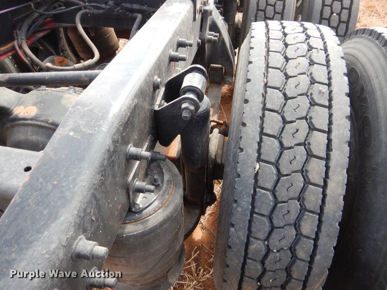 image for item DJ8936 2000 Freightliner FLD  semi truck