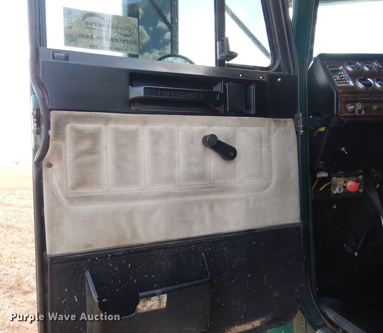 image for item DJ8936 2000 Freightliner FLD  semi truck