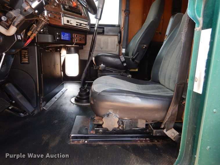 image for item DJ8936 2000 Freightliner FLD  semi truck