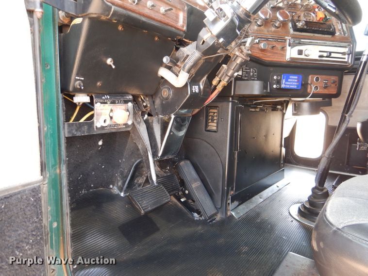 image for item DJ8936 2000 Freightliner FLD  semi truck