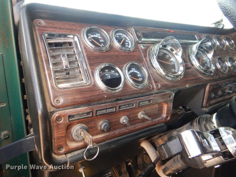 image for item DJ8936 2000 Freightliner FLD  semi truck