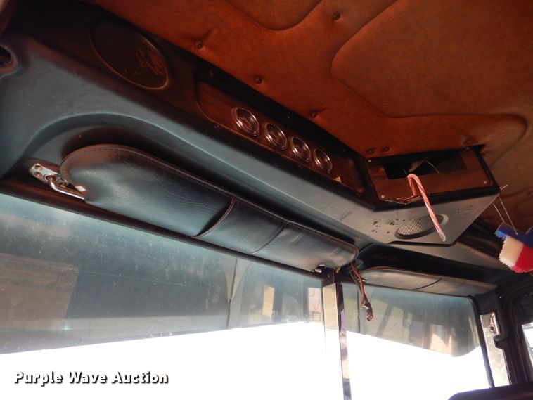 image for item DJ8936 2000 Freightliner FLD  semi truck