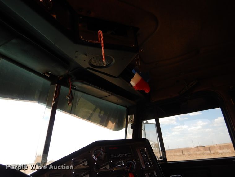 image for item DJ8936 2000 Freightliner FLD  semi truck