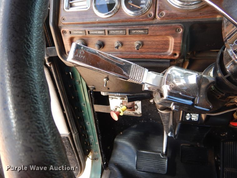 image for item DJ8936 2000 Freightliner FLD  semi truck