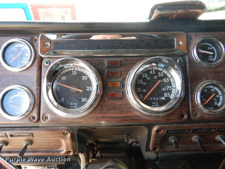 image for item DJ8936 2000 Freightliner FLD  semi truck