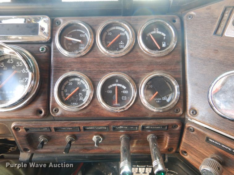 image for item DJ8936 2000 Freightliner FLD  semi truck