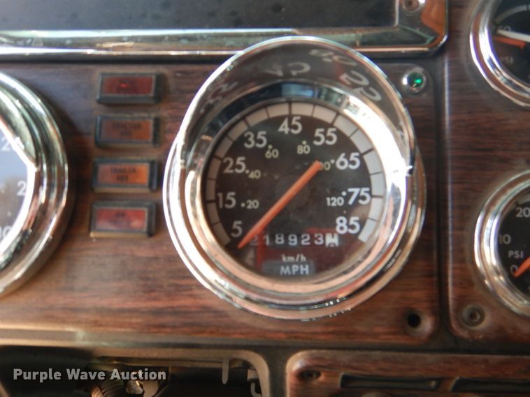 image for item DJ8936 2000 Freightliner FLD  semi truck