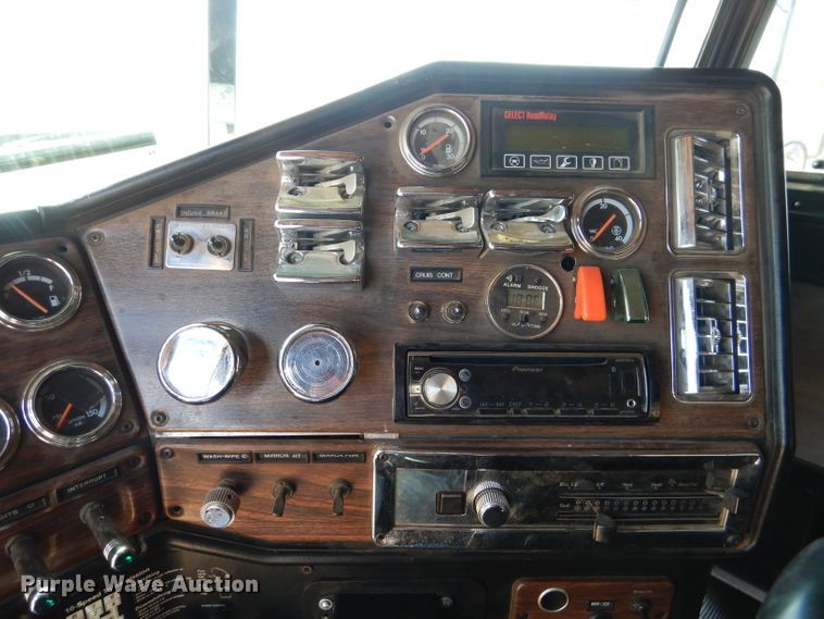 image for item DJ8936 2000 Freightliner FLD  semi truck