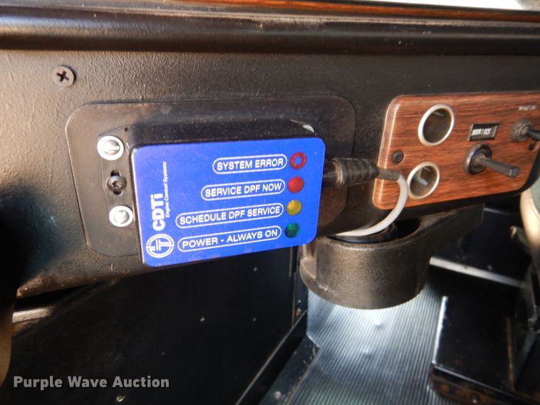 image for item DJ8936 2000 Freightliner FLD  semi truck