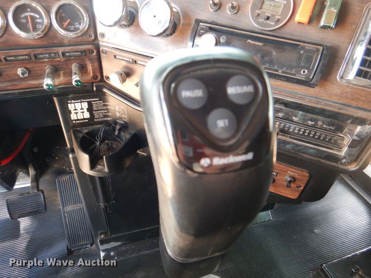 image for item DJ8936 2000 Freightliner FLD  semi truck