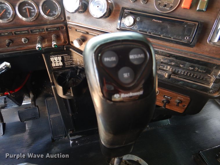 image for item DJ8936 2000 Freightliner FLD  semi truck