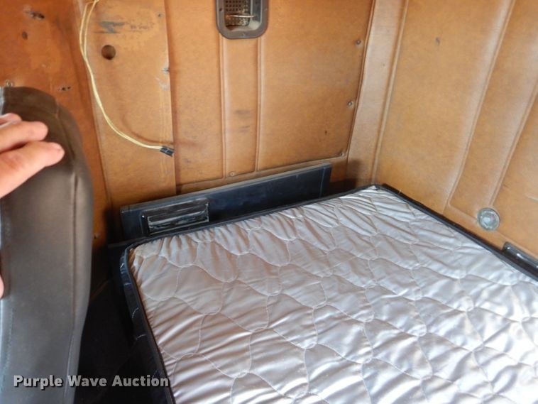 image for item DJ8936 2000 Freightliner FLD  semi truck