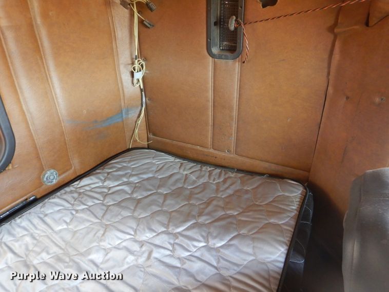 image for item DJ8936 2000 Freightliner FLD  semi truck