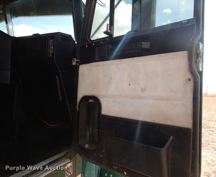 image for item DJ8936 2000 Freightliner FLD  semi truck