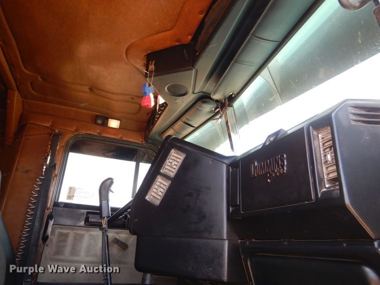 image for item DJ8936 2000 Freightliner FLD  semi truck