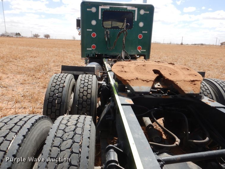 image for item DJ8936 2000 Freightliner FLD  semi truck