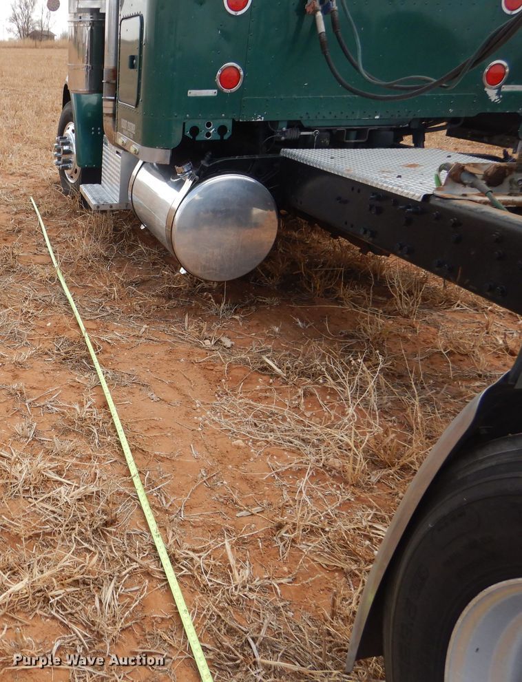 image for item DJ8936 2000 Freightliner FLD  semi truck