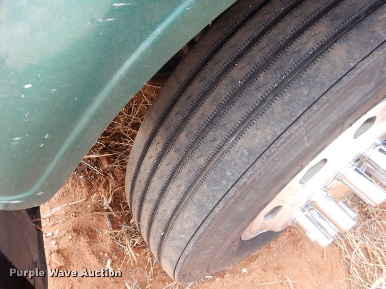 image for item DJ8936 2000 Freightliner FLD  semi truck