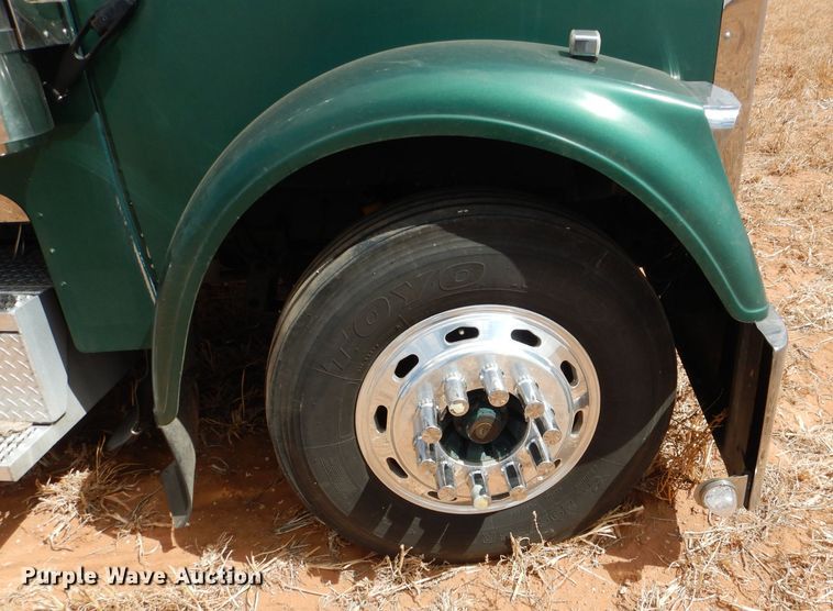 image for item DJ8936 2000 Freightliner FLD  semi truck