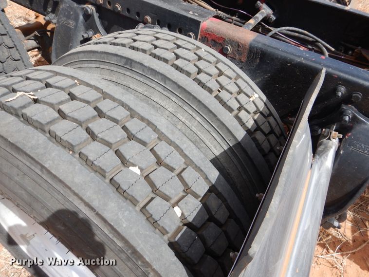 image for item DJ8936 2000 Freightliner FLD  semi truck