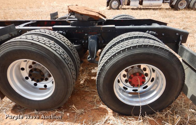 image for item DJ8936 2000 Freightliner FLD  semi truck