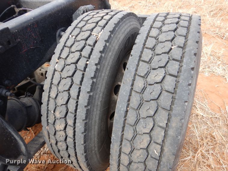 image for item DJ8936 2000 Freightliner FLD  semi truck